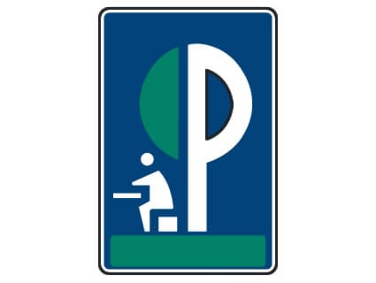 Señal rectangular azul con una gran letra P, un árbol y la silueta de una persona sentada a una mesa.